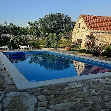 Neva With Private Pool And Game