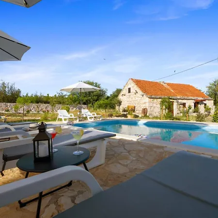 Casa vacanze Neva With Private Pool And Game Donje Vinovo