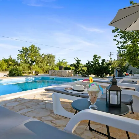 Neva With Private Pool And Game *