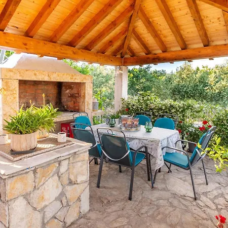 Casa vacanze Neva With Private Pool And Game Donje Vinovo