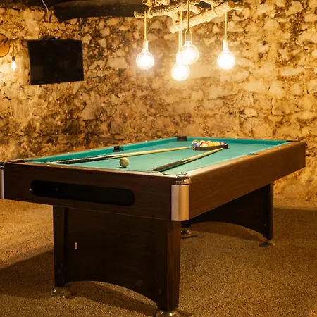 Neva With Private Pool And Game *