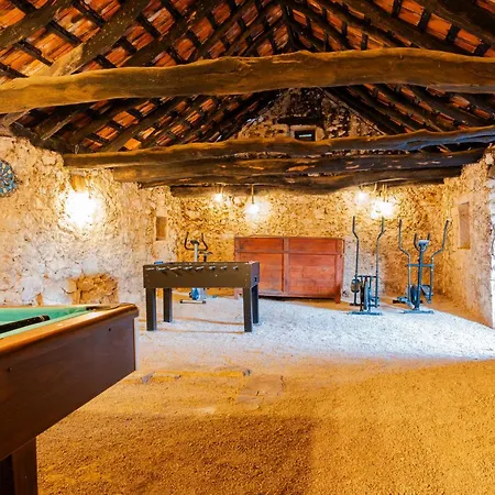 Neva With Private Pool And Game