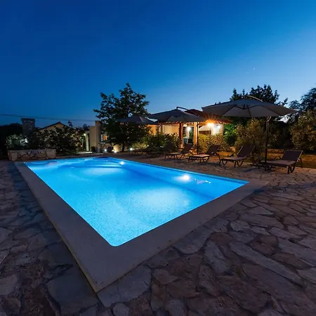 Neva With Private Pool And Game Casa vacanze Donje Vinovo