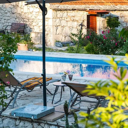 Neva With Private Pool And Game