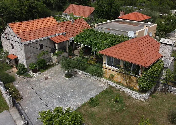 Neva With Private Pool And Game Donje Vinovo