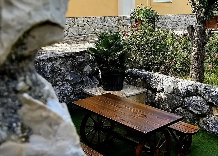 Neva With Private Pool And Game 펜션 Donje Vinovo