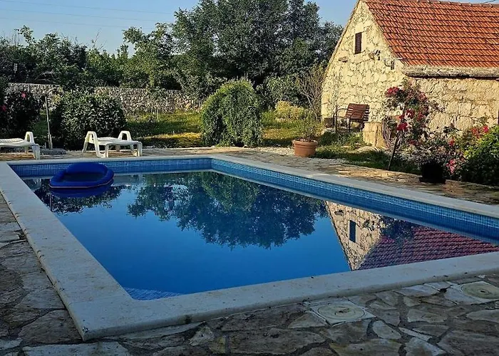 Neva With Private Pool And Game