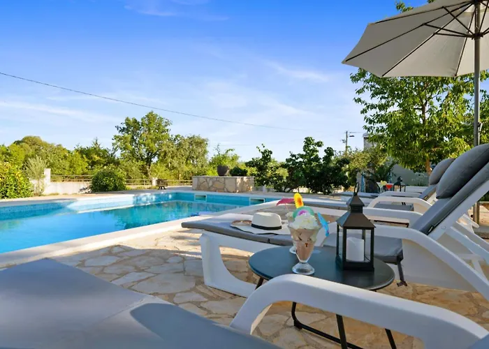 Neva With Private Pool And Game *